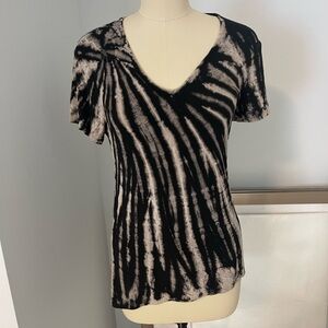 Tryst Tie-Dye Designed V-Neck Short Sleeve Top in Black and Cream